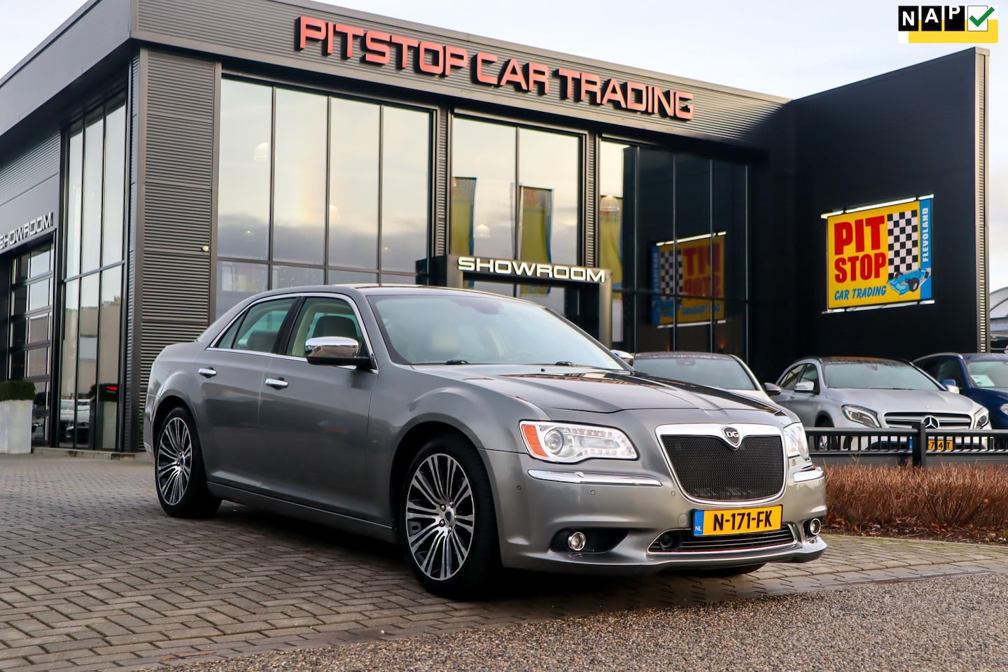 Lancia Thema - 3.6 V6 Chrysler 300C, ACC, Full option! - AutoWereld.nl