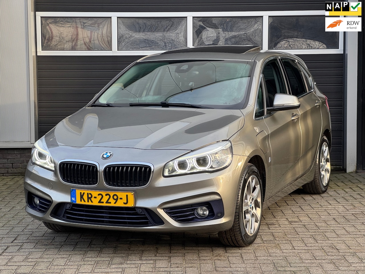 BMW 2-serie Active Tourer - 225xe iPerformance Centennial Executive Xenon/Led, Pano, Navi, Harman Kardon, NAP - AutoWereld.nl