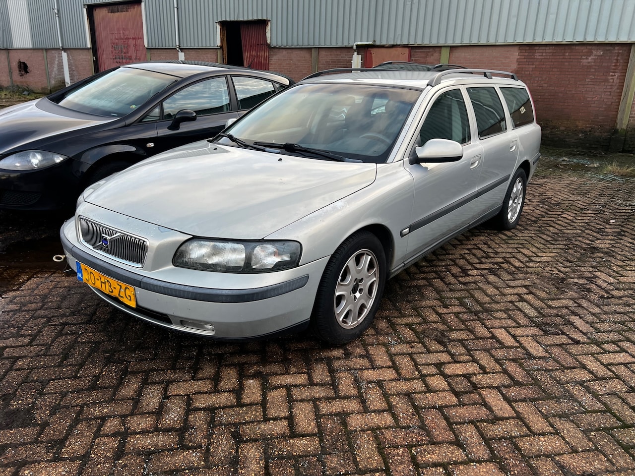 Volvo V70 - 2.4 T Comfort Line Automaat Airco Trekhaak - AutoWereld.nl