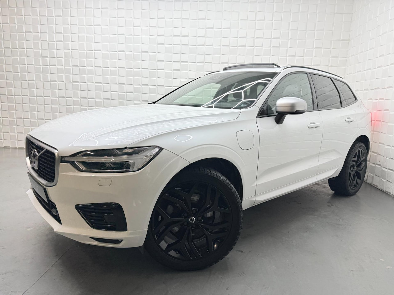 Volvo XC60 - 2.0 T8 Twin Engine AWD R DESIGN PANO VIRTUAL CAM - AutoWereld.nl