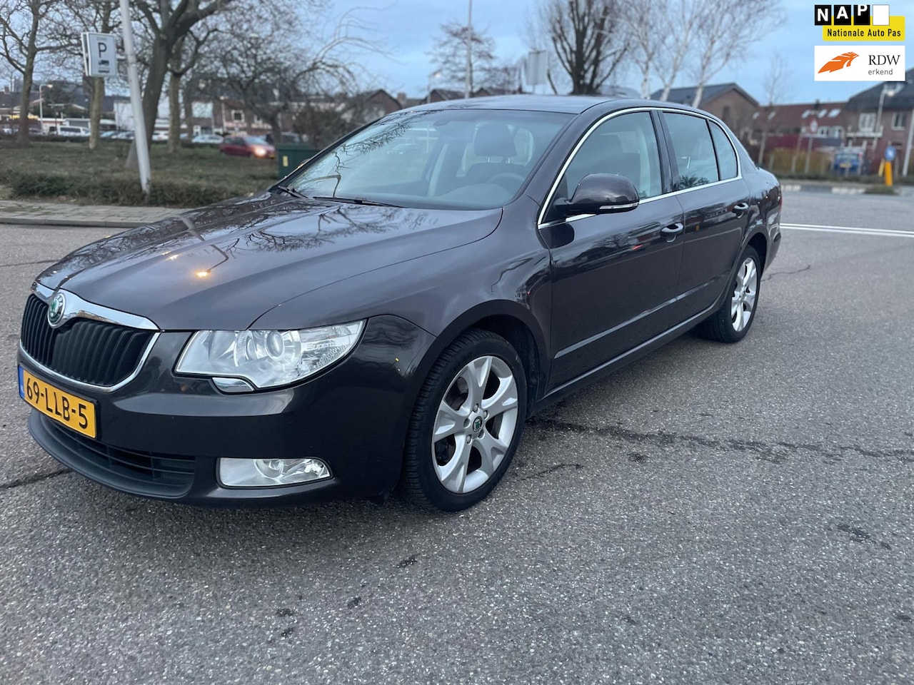 Skoda Superb - 1.8 TSI Comfort / automaat / airco / cruise.control / lmv / elek.pakket / trekhaak / nap.. - AutoWereld.nl