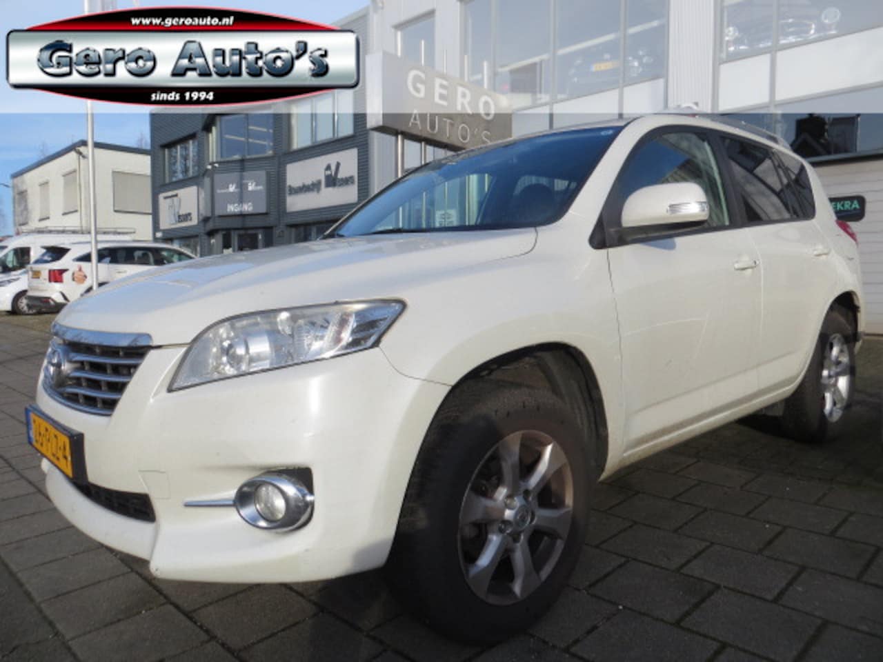 Toyota RAV4 - 2.0 VVTi Executive Business 4 wd ,schuifdak,airco ecc ,trekhaak - AutoWereld.nl