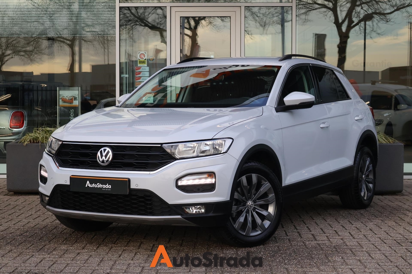 Volkswagen T-Roc - 1.0 TSI Style 115pk I Navigatie I Carplay I Parkeersensoren I ACC - AutoWereld.nl