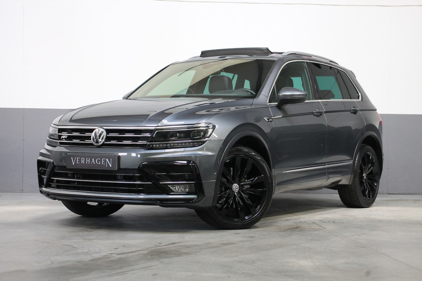 Volkswagen Tiguan - 2.0 TSI R-line Pano Trekhaak Standkachel Navi 4motion - AutoWereld.nl