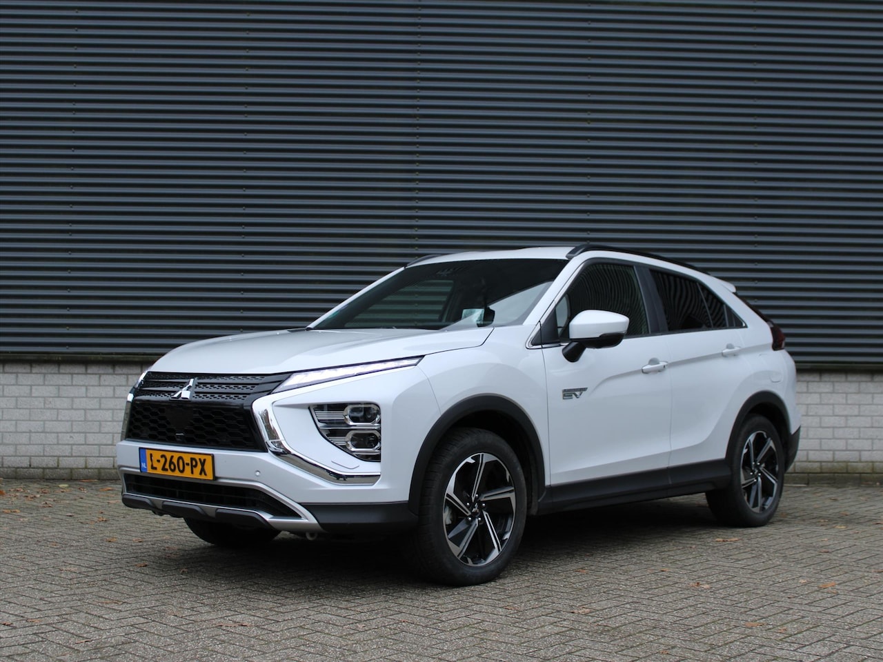 Mitsubishi Eclipse Cross - 2.4 PHEV S-AWC 98pk Automaat First Edition | Trekhaak | Head-Up | Navigatie | Stoelverwarm - AutoWereld.nl