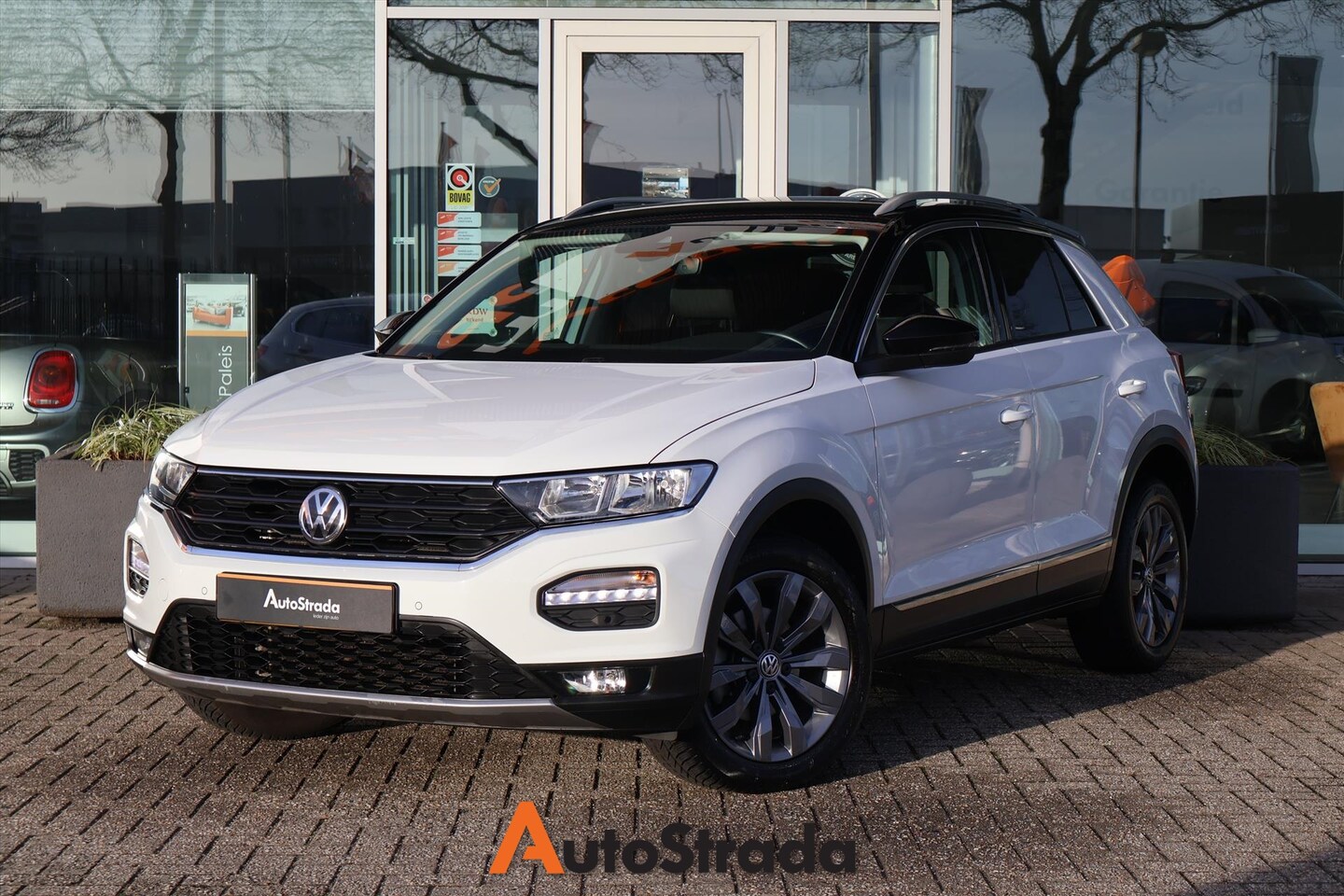 Volkswagen T-Roc - 1.0 Style TSI 115pk | Virtual Beats | Navi | Adaptive | DAB | Airco | Carplay - AutoWereld.nl