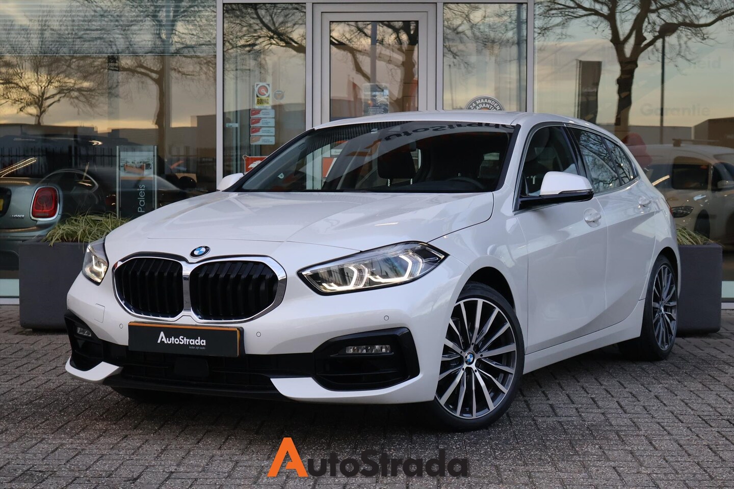 BMW 1-serie - (f40) 118i SportLine 140pk Aut | Carplay | Navi | LED | Climate | Cruise - AutoWereld.nl