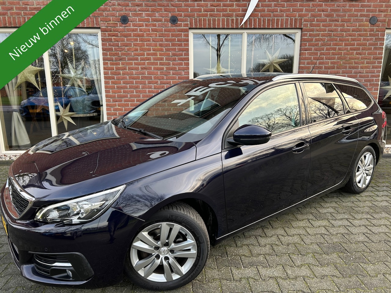 Peugeot 308 SW - 1.2 PureTech Blue Lease Executive PANO / TREKHAAK / PDC / LED - AutoWereld.nl