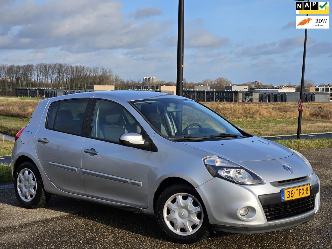 Renault Clio - 1.5 dCi Authentique Navigatie|Airco|Cruise|Trekhaak|Parrot|Nap|Boekjes - AutoWereld.nl