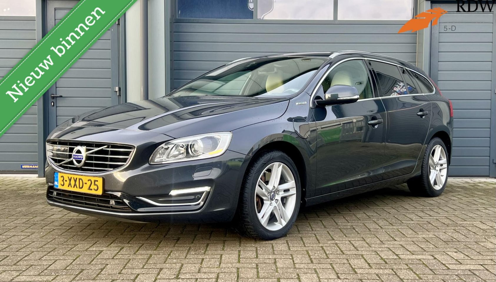 Volvo V60 - 2.4 D6 5Cil. 215pk AWD Plug-In Hybrid Summum | Adpt. Cruise | Trekhaak | Panoramadak | ZEE - AutoWereld.nl