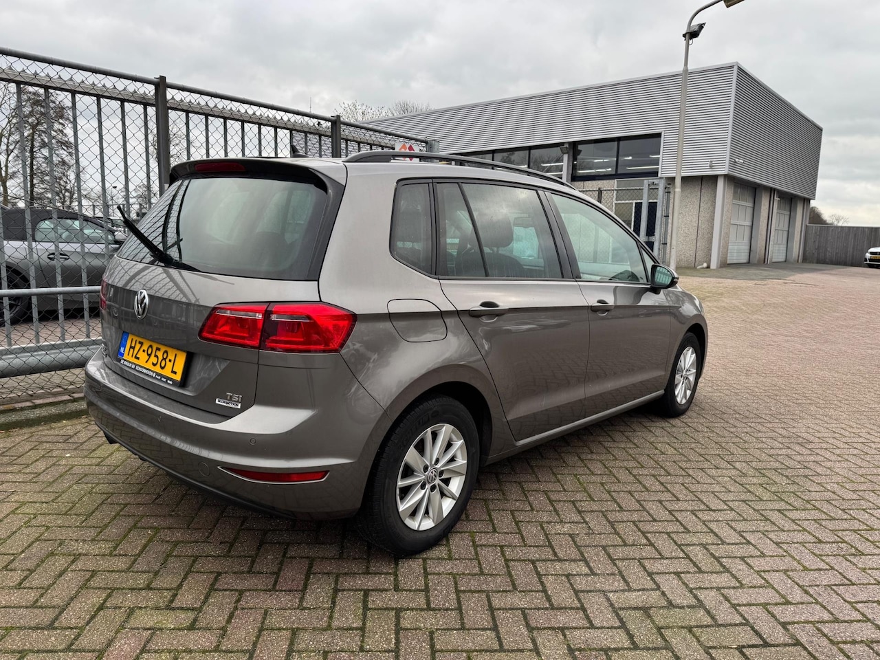 Volkswagen Golf Sportsvan - 1.2 TSI Highline | 101.000km | Airco | Elek. pakket | PDC | Trekhaak | Dealerauto | Inruil - AutoWereld.nl