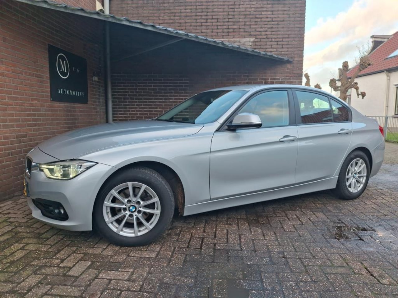 BMW 3-serie - 318i Executive 136PK Automaat / Navigatie / Achteruitrijcamera / Cruise Controle - AutoWereld.nl