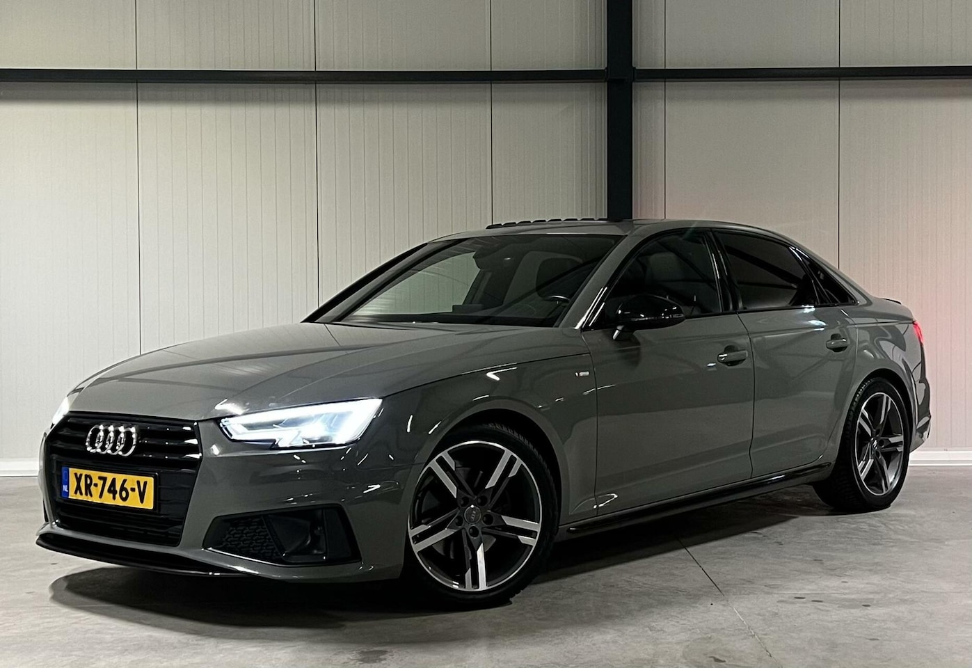 Audi A4 Limousine - 40 TFSI S-Line Black Edition Pano Sfeer - AutoWereld.nl