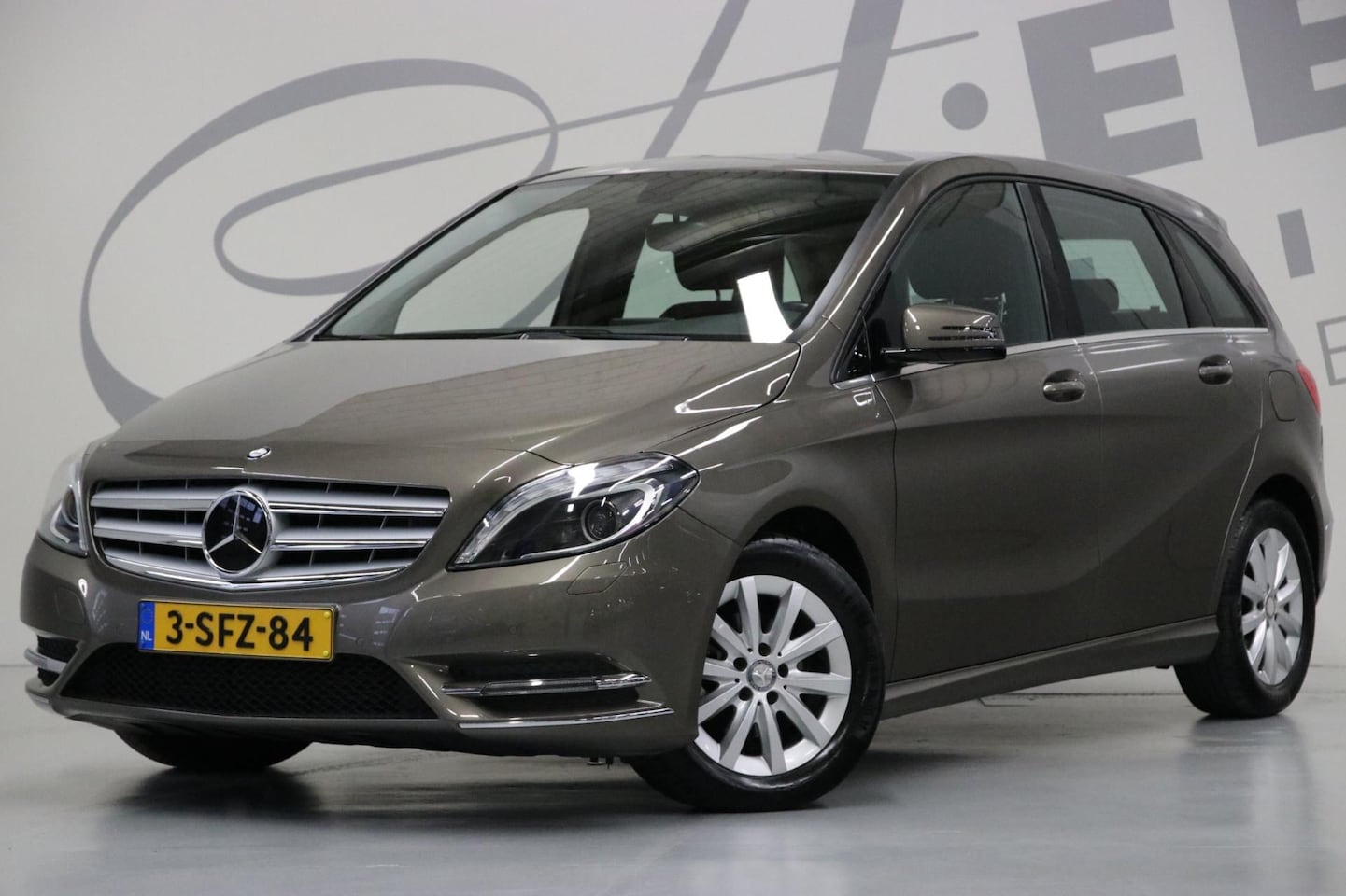 Mercedes-Benz B-klasse - 180 Ambition/ Navigatie/ Bi-xenon/ Trekhaak - AutoWereld.nl