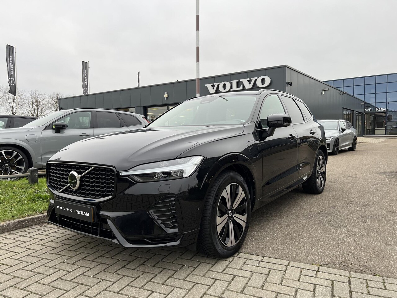 Volvo XC60 - T8 AWD ULTIMATE DARK PLUG-IN PANO DAK|TREKHAAK|360 CAMERA|LUCHTVERING|MEMORY SEATS|LEDER|H - AutoWereld.nl