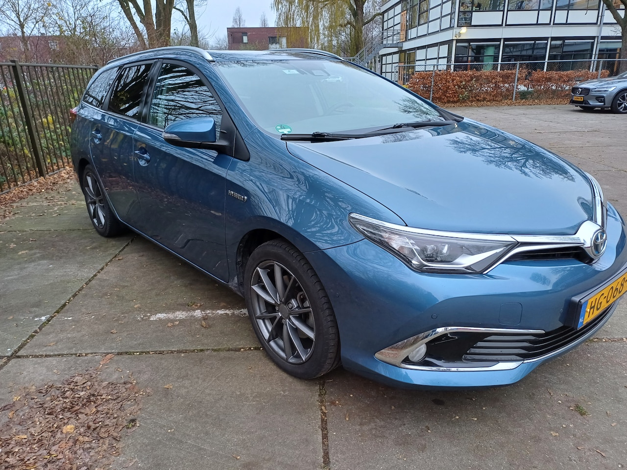 Toyota Auris Touring Sports - 1.8 Hybrid Lease Exclusive Leer, trekhaak, camera - AutoWereld.nl