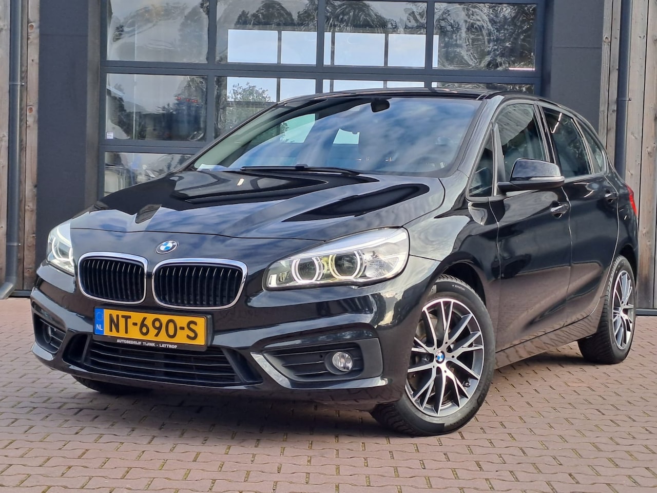 BMW 2-serie Active Tourer - 220i High Executive | Automaat | Pano | Navigatie | Trekhaak | Stoelverwarming | Xenon | - AutoWereld.nl