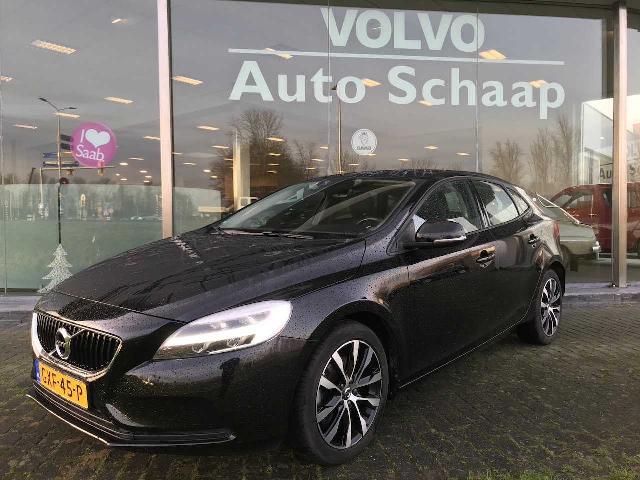 Volvo V40 - 2.0 T2 Momentum | Rijklaar incl 12 mnd Bovag | Trekhaak Verwarmbaar voorruit Navigatie - AutoWereld.nl