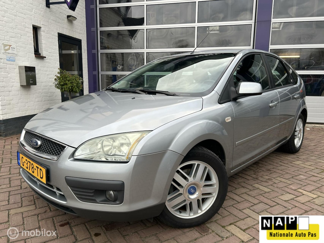 Ford Focus - 1.6-16V GHIA * AIRCO * NAVIGATIE * LM VELGEN - AutoWereld.nl