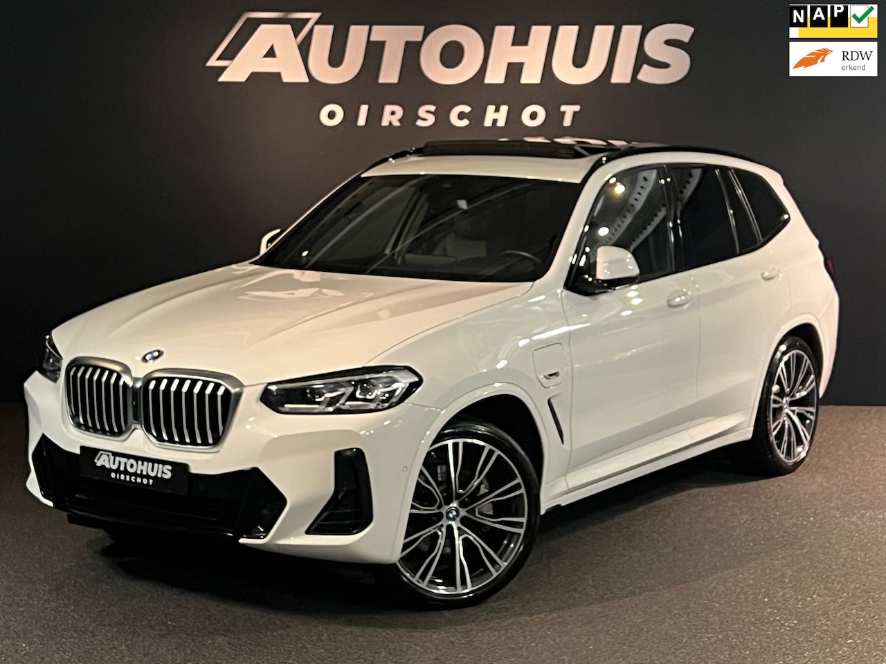 BMW X3 - XDrive30e High Executive Edition M Facelift Pano/ M stoelen/ 360 Camera/ 20"/ Headup/ Trek - AutoWereld.nl