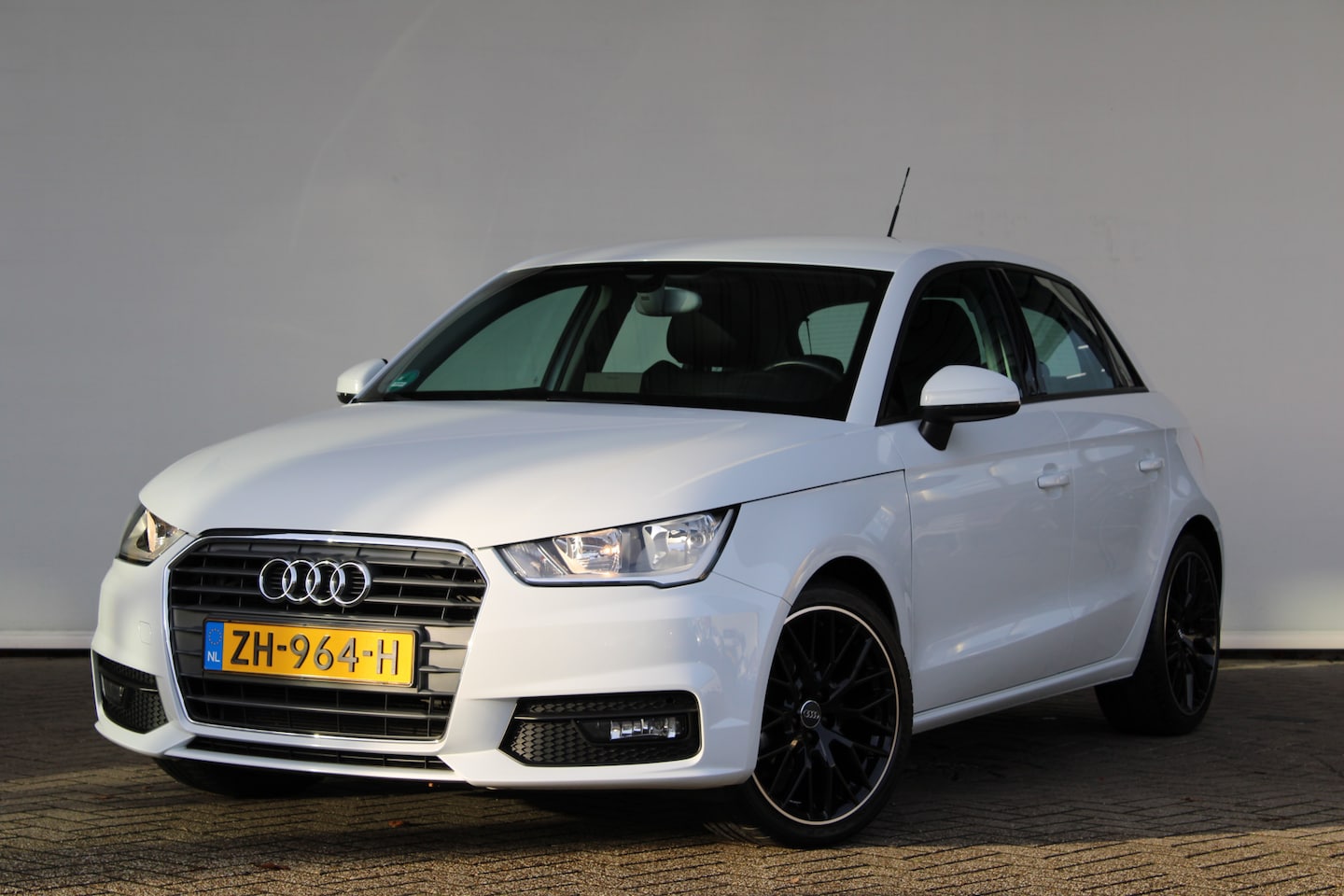 Audi A1 Sportback - 1.0 TFSI | Navigatie | Stoelverwarming | Bluetooth | - AutoWereld.nl