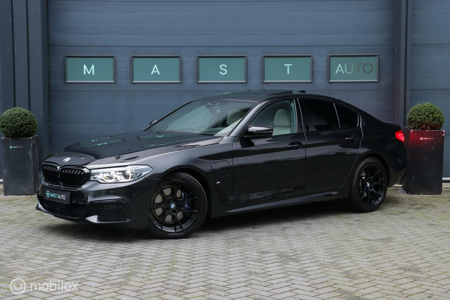 BMW 5-serie - 530e xDrive|M-Sport|Individual|HUD|ACC|Pano|H&K| - AutoWereld.nl