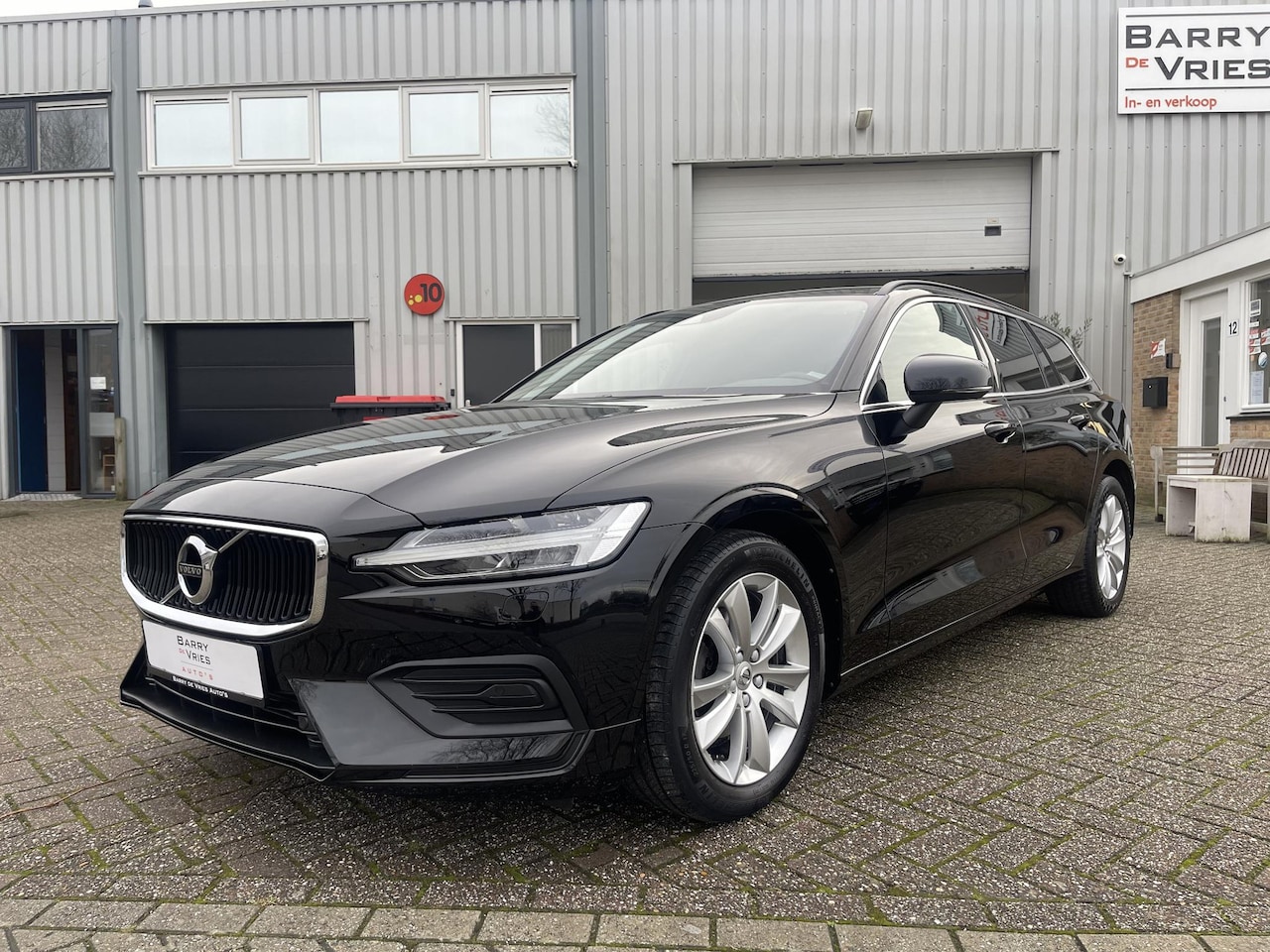 Volvo V60 - 2.0 B4 Momentum Business | Apple Carplay | Adaptive Cruise Control | Stoelverwarming | - AutoWereld.nl