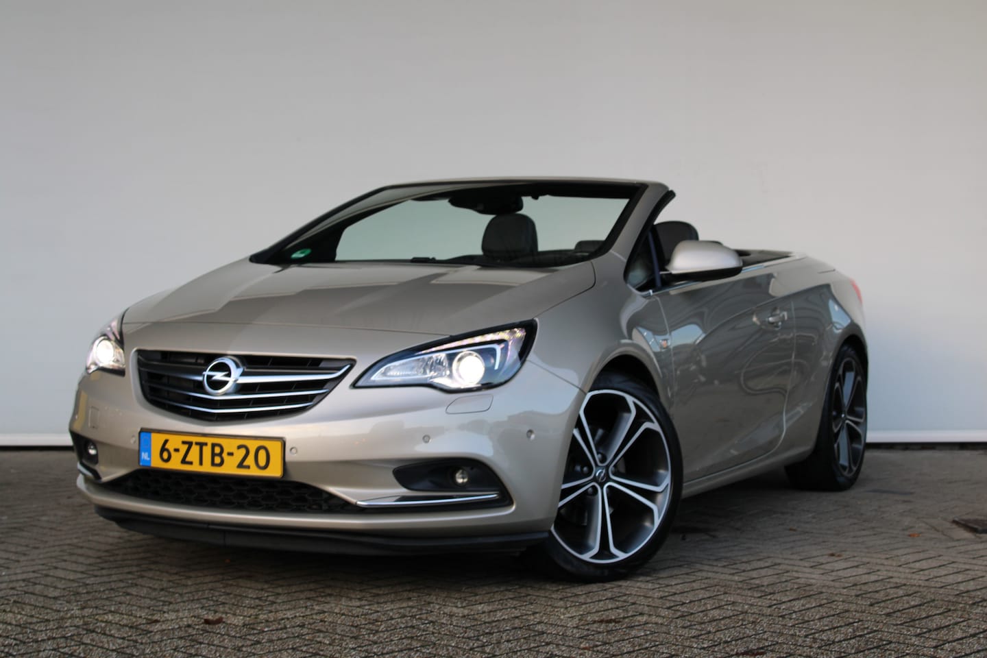 Opel Cascada - 1.4 Turbo ecoFLEX Cosmo | AFL | Leder | Afneembare trekhaak | Prachtige auto ! | - AutoWereld.nl