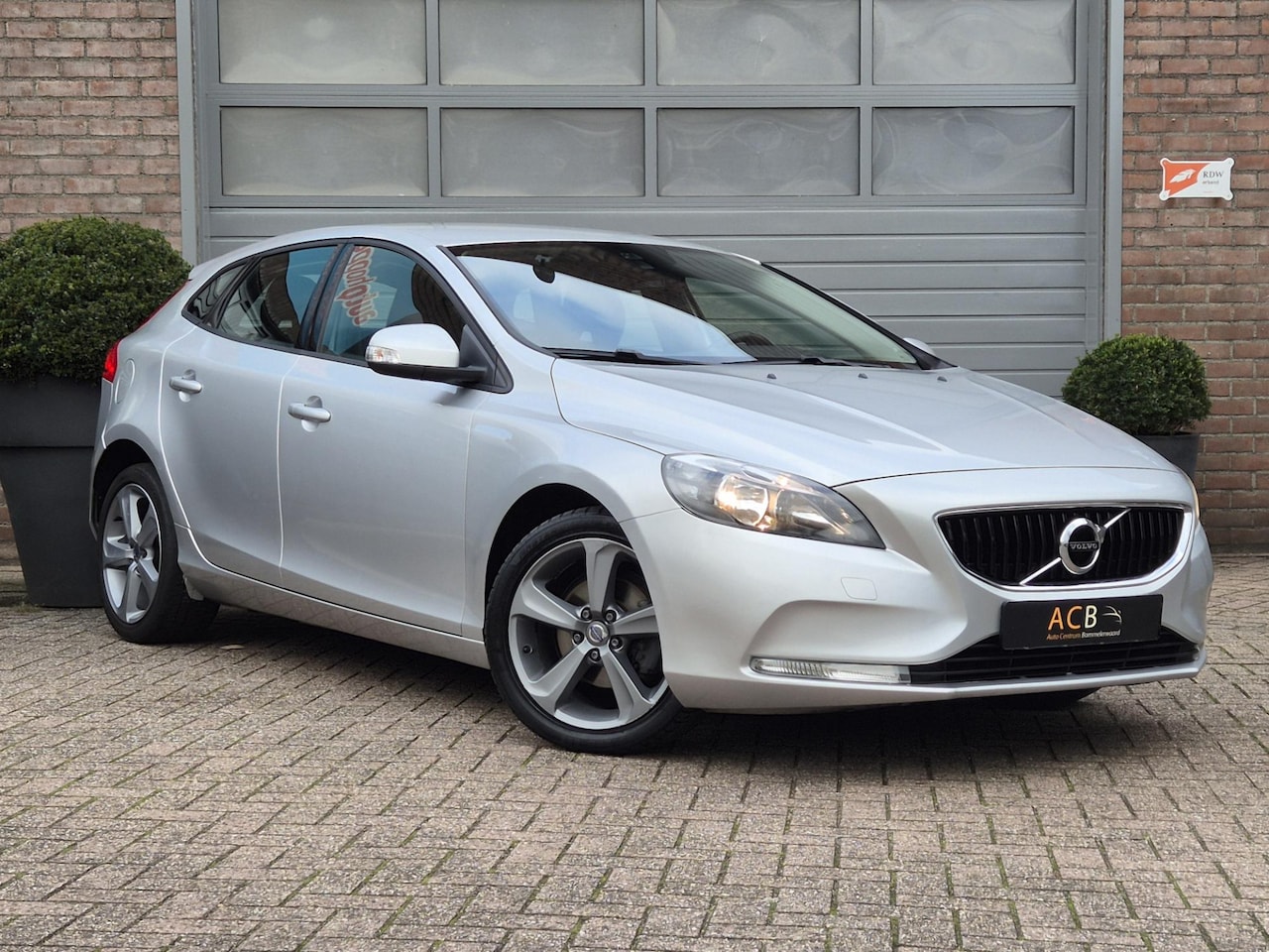 Volvo V40 - 2.0 D2 Momentum Set extra velgen inclusief. - AutoWereld.nl