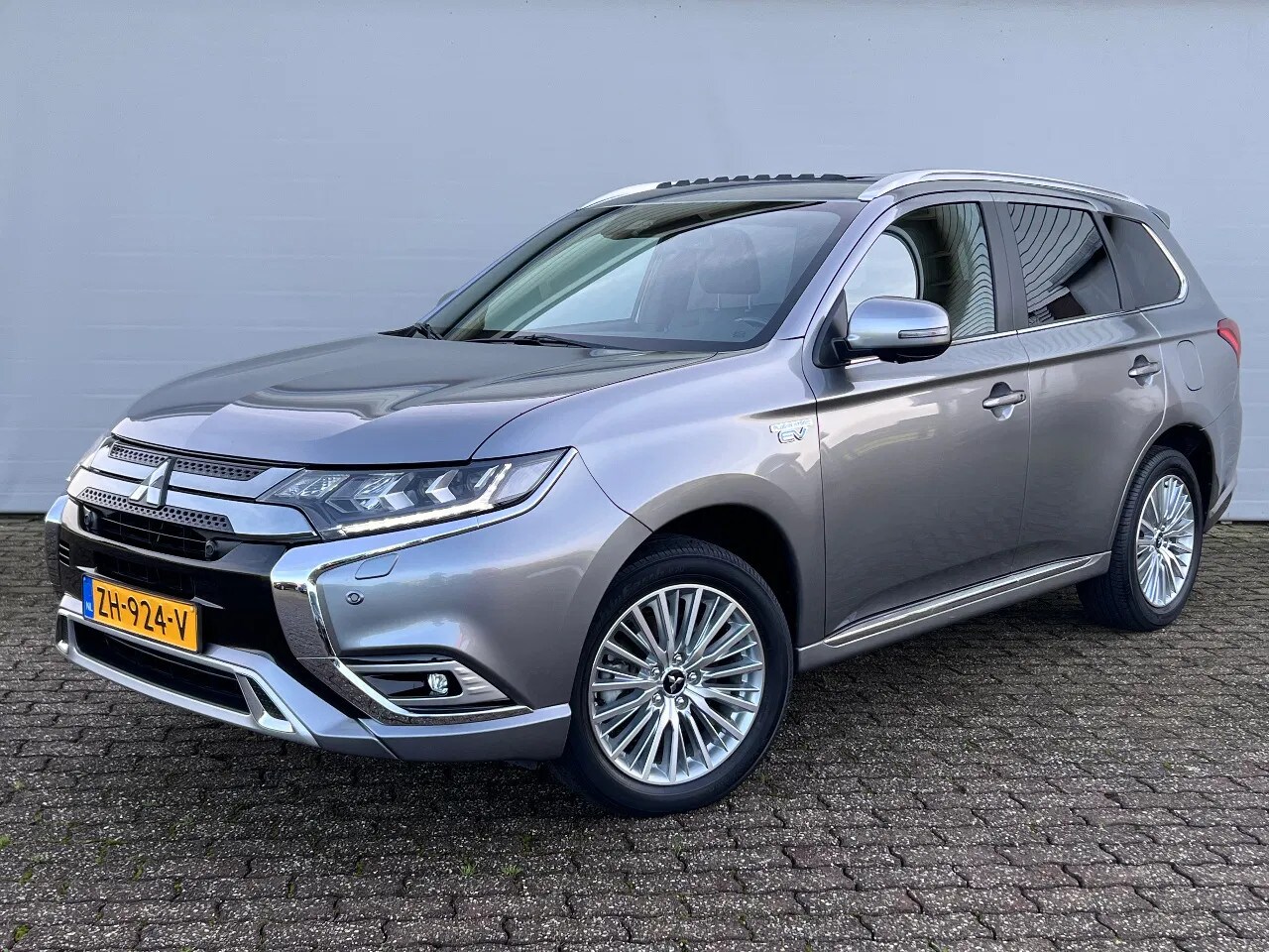 Mitsubishi Outlander - 2.4 PHEV Instyle+ 2.4 PHEV Instyle, Leder, Schuifdak, Trekhaak NL auto! - AutoWereld.nl