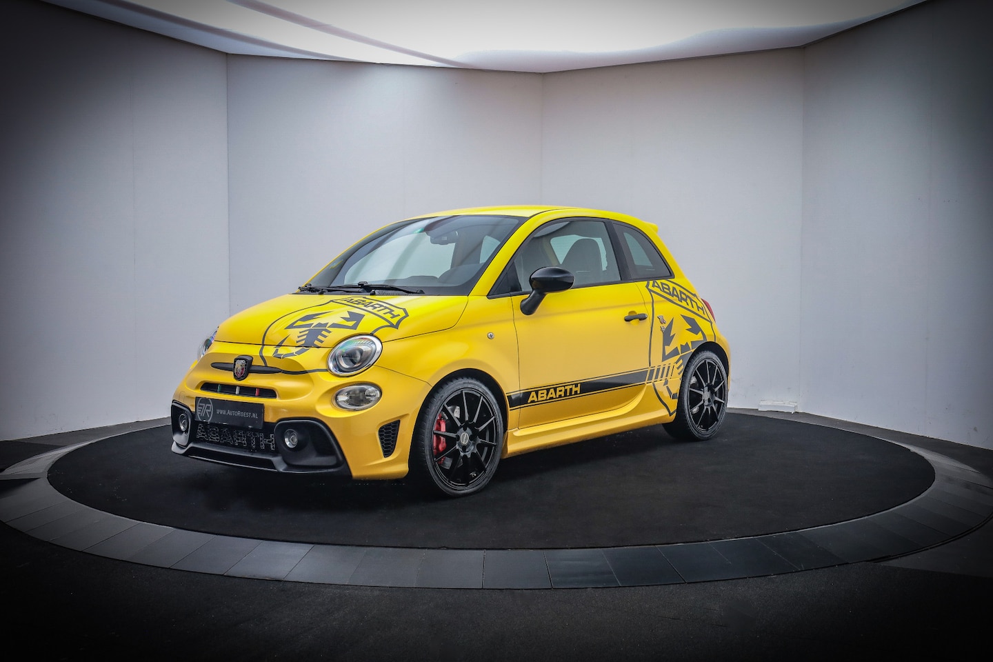 Fiat 500 Abarth - 1.4T 180Pk 595 COMPETIZIONE BEATS AUDIO/XENON/SABELT STOELEN/CARPLAY/NAVI/DAB+/LMV 17''/PD - AutoWereld.nl