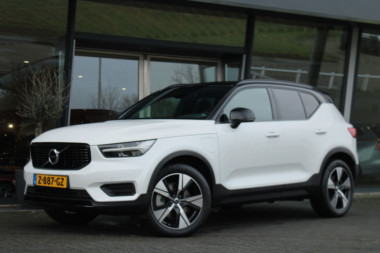 Volvo XC40 - 1.5 T4 Recharge R-Design | Cruise Control | Stuur/Stoelverwarming | Trekhaak | Getint Glas - AutoWereld.nl