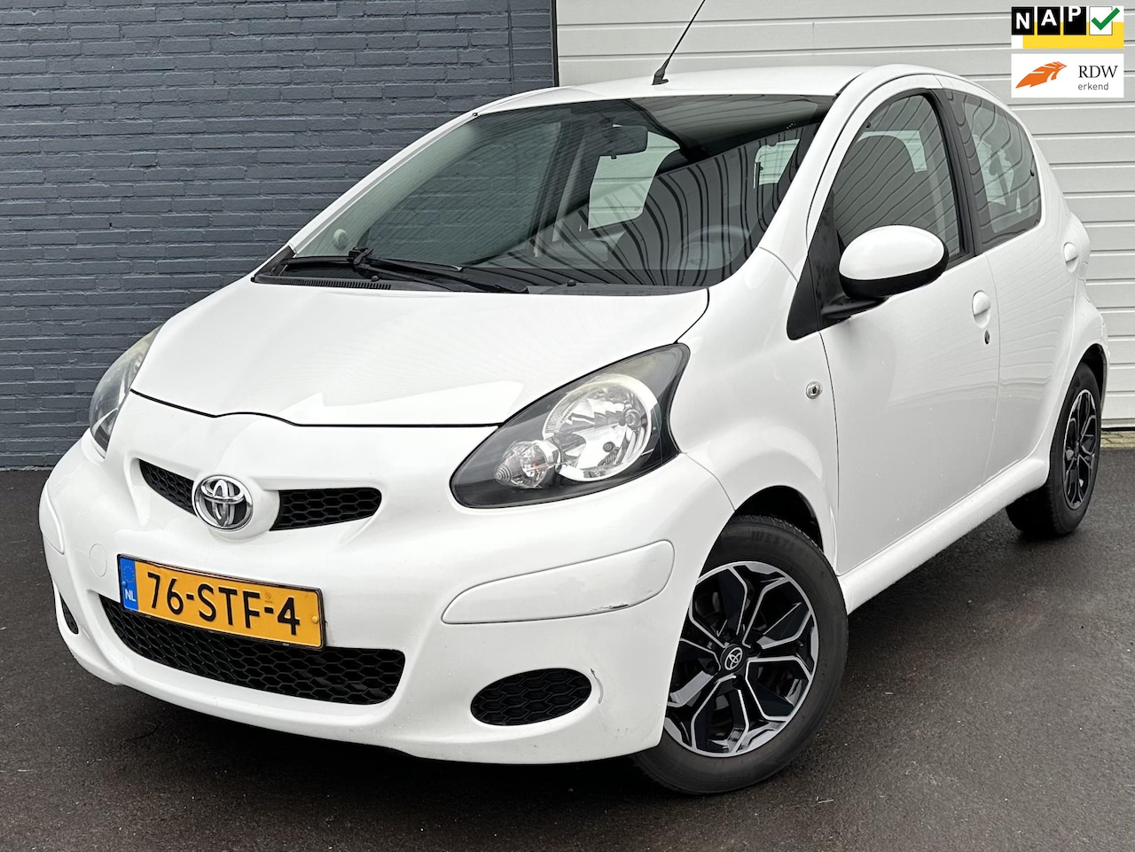 Toyota Aygo - 1.0-12V Comfort Navigator AUTOMAAT/AIRCO/LMV/5D/NAP - AutoWereld.nl