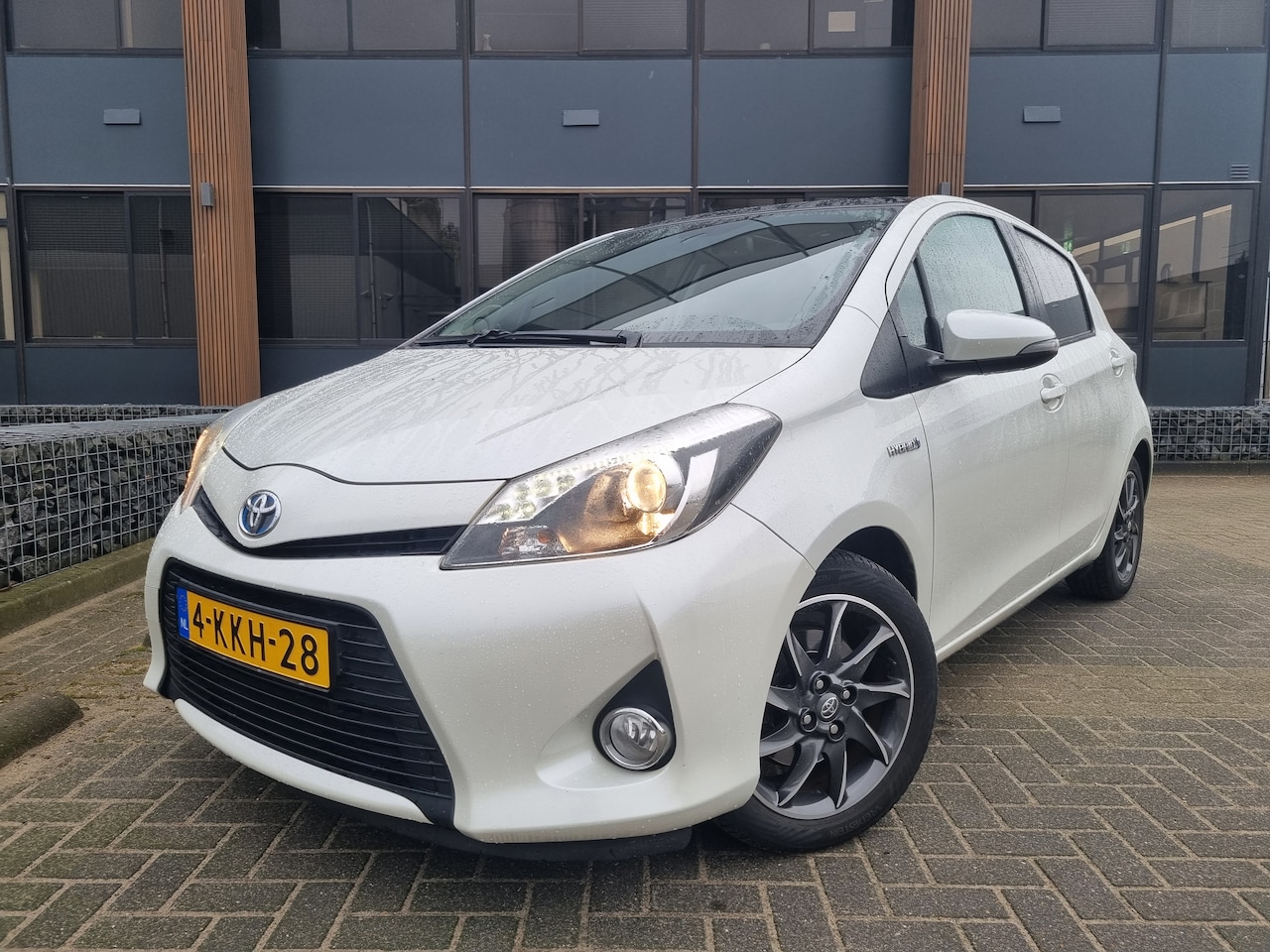 Toyota Yaris - 1.5 Full Hybrid Dynamic Navigatie Panoramadak Cruise - AutoWereld.nl