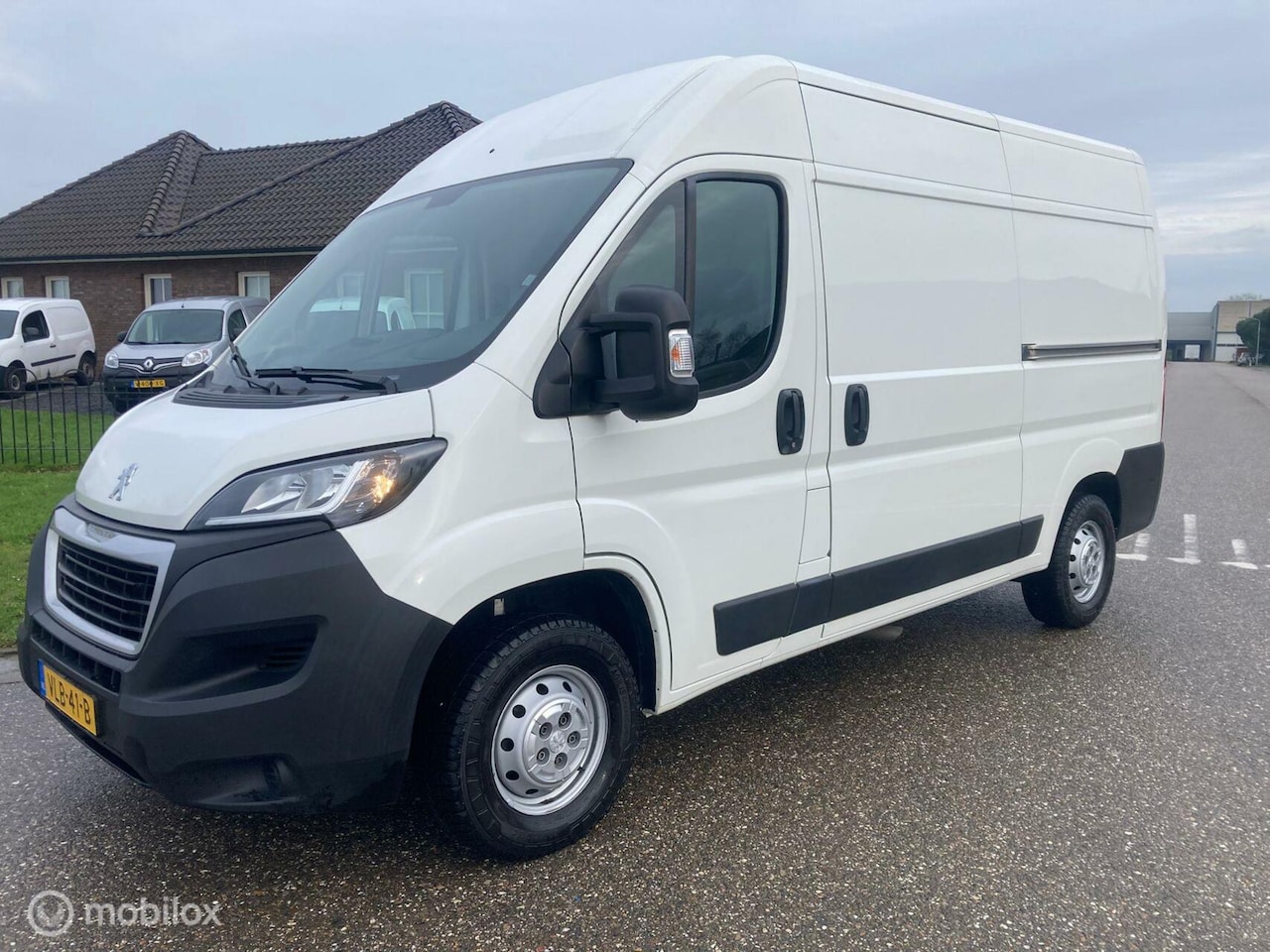 Peugeot Boxer - Bestel 333 2.2 BlueHDi 120 L2H2 Premium - AutoWereld.nl