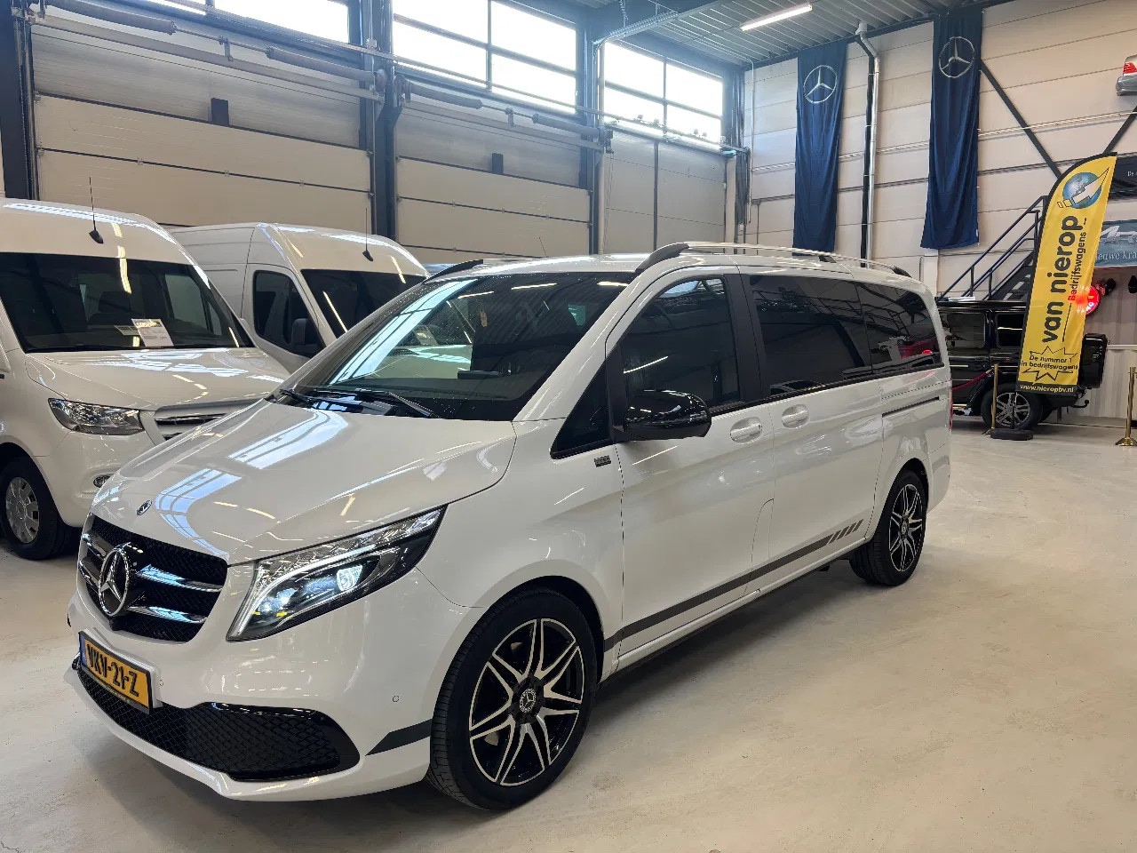 Mercedes-Benz V-klasse - 300D L2H1 Dubbelcabine Automaat Airco Navi Trekhaak Dakraam 90,000KM - AutoWereld.nl