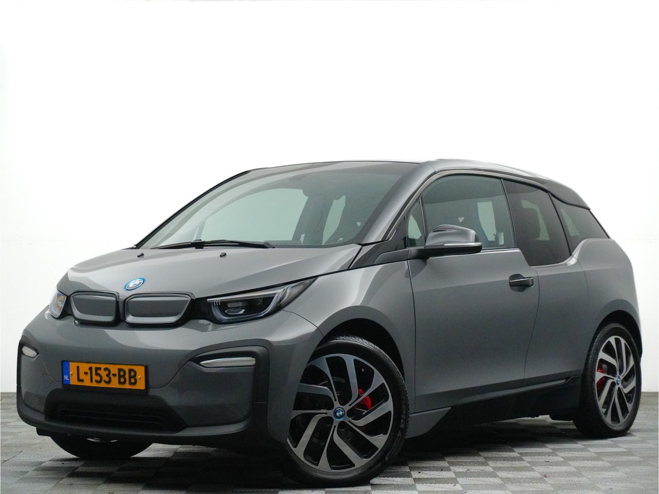 BMW i3 - Executive 170pk 120Ah 42 kWh (420 rijbereik,warmtepomp,LED,navi,carplay,20 inch) - AutoWereld.nl