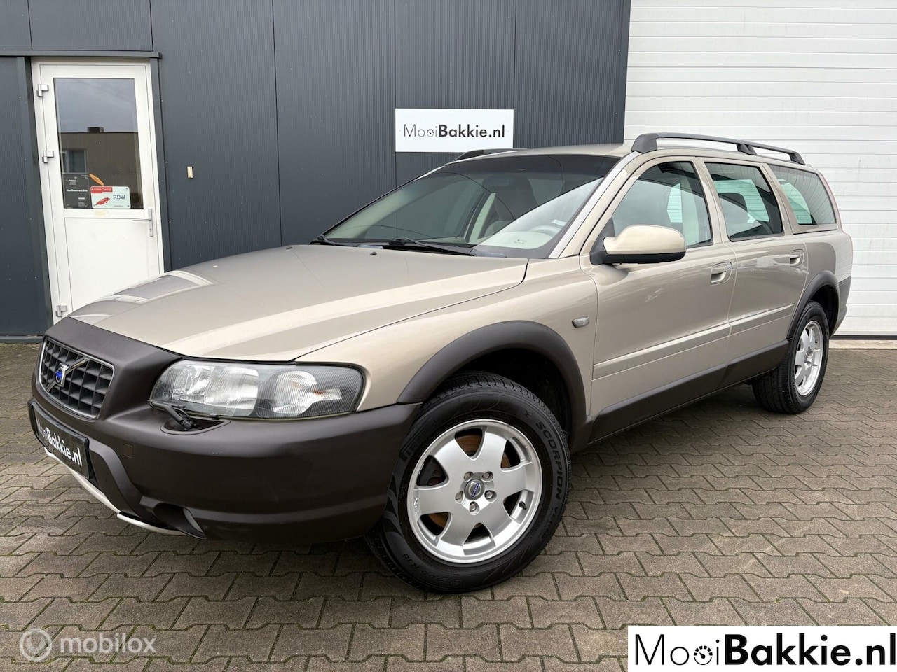 Volvo V70 - Cross County 2.4 T AWD Trekh. / Bluetooth / Netjes - AutoWereld.nl