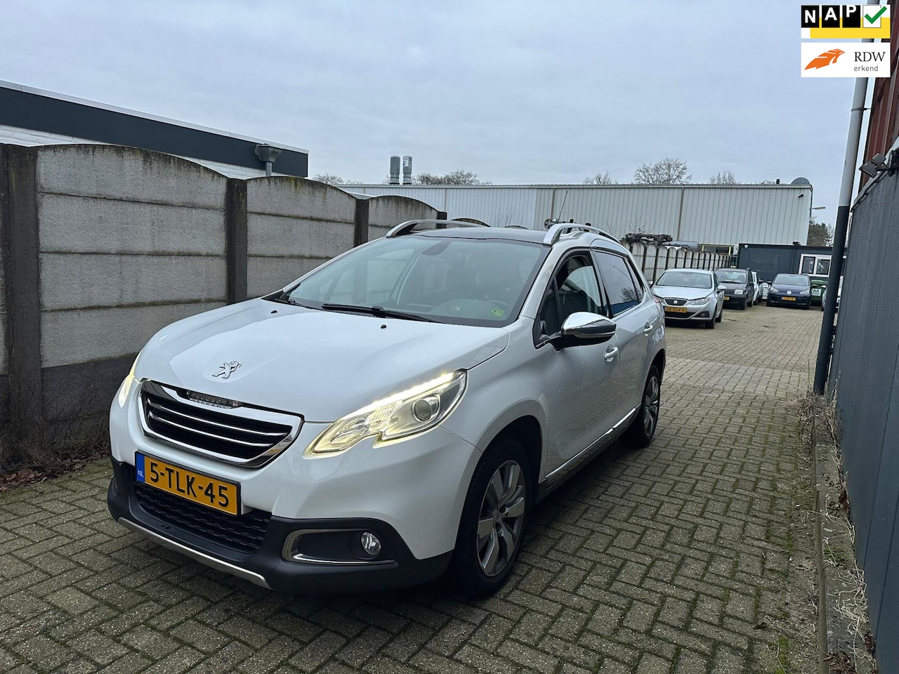 Peugeot 2008 - 1.6 e-HDi Blue Lease Executive PANO/ NAVI/ LEER/ LM VELGEN! - AutoWereld.nl