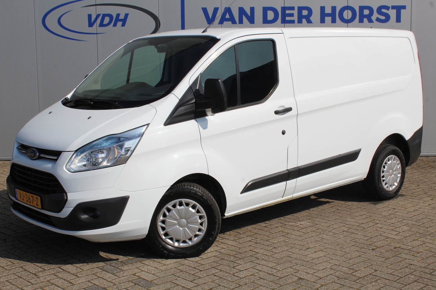 Ford Transit Custom - 270 2.2-100pk TDCI L1H1 Trend. Goed onderhouden Ford Transit Custom ! Trekgewicht 2.350kg. - AutoWereld.nl