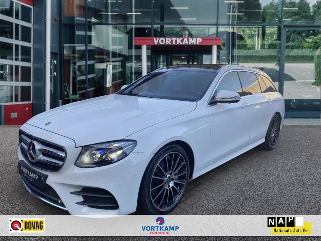 Mercedes-Benz E-klasse - E 200 AMG PAKKET 360 CAMERA/PANO-DAK/CRUISE/NAVI/TREKAAK - AutoWereld.nl