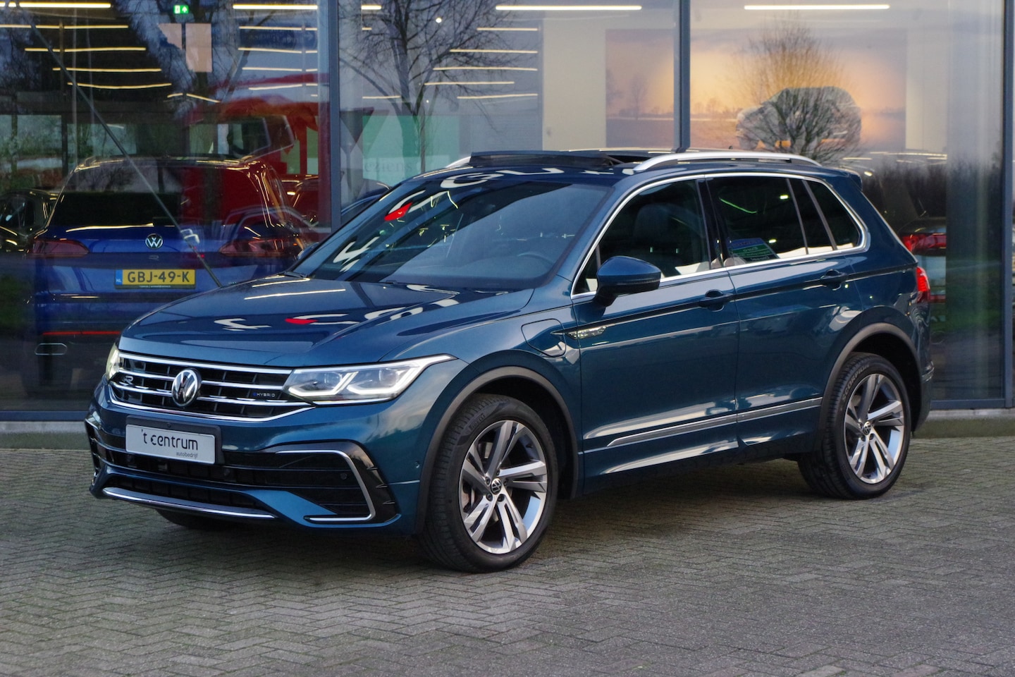 Volkswagen Tiguan - 1.4 TSI eHybrid 245 PK R-Line Business+ PHEV, Panoramadak, Leder, IQ-LED, Carplay - AutoWereld.nl