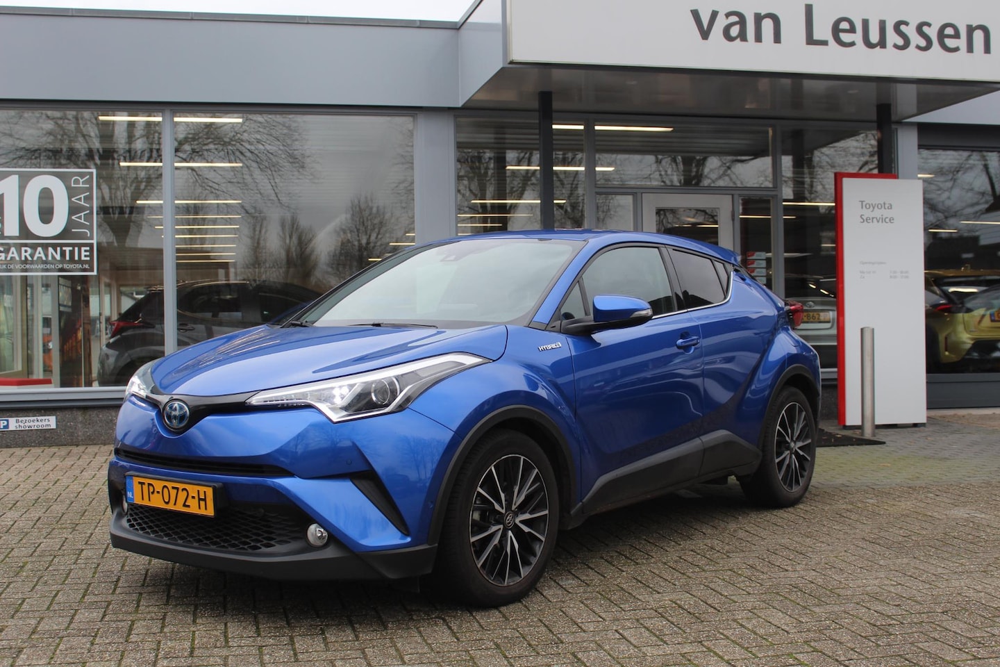 Toyota C-HR - 1.8 Hybrid STYLE JBL DODEHOEKDETECTIE SENSOREN V+A STOELVERW. KEYLESS LED DAB AD-CRUISE - AutoWereld.nl