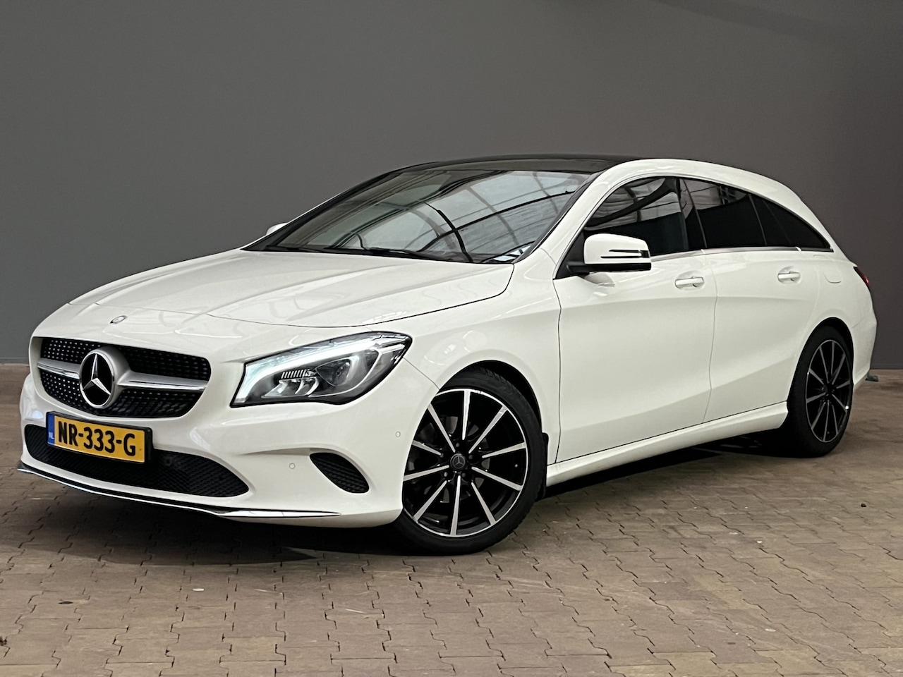 Mercedes-Benz CLA-klasse Shooting Brake - 180 Automaat | Panorama Dak | Parkeersensoren | 18" Lichtmetaal | Bluetooth | Leder/Stof - AutoWereld.nl