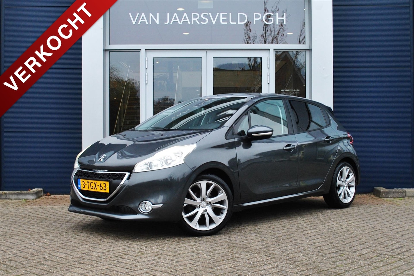 Peugeot 208 - 5drs Allure 1.2 VTi 82pk Aut. / Pano / Leder - AutoWereld.nl