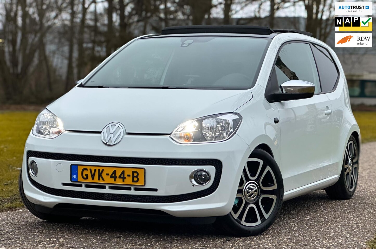 Volkswagen Up! - 1.0 high up! 2016|Panorama|Navigatie|1 Jaar Garantie!!! - AutoWereld.nl