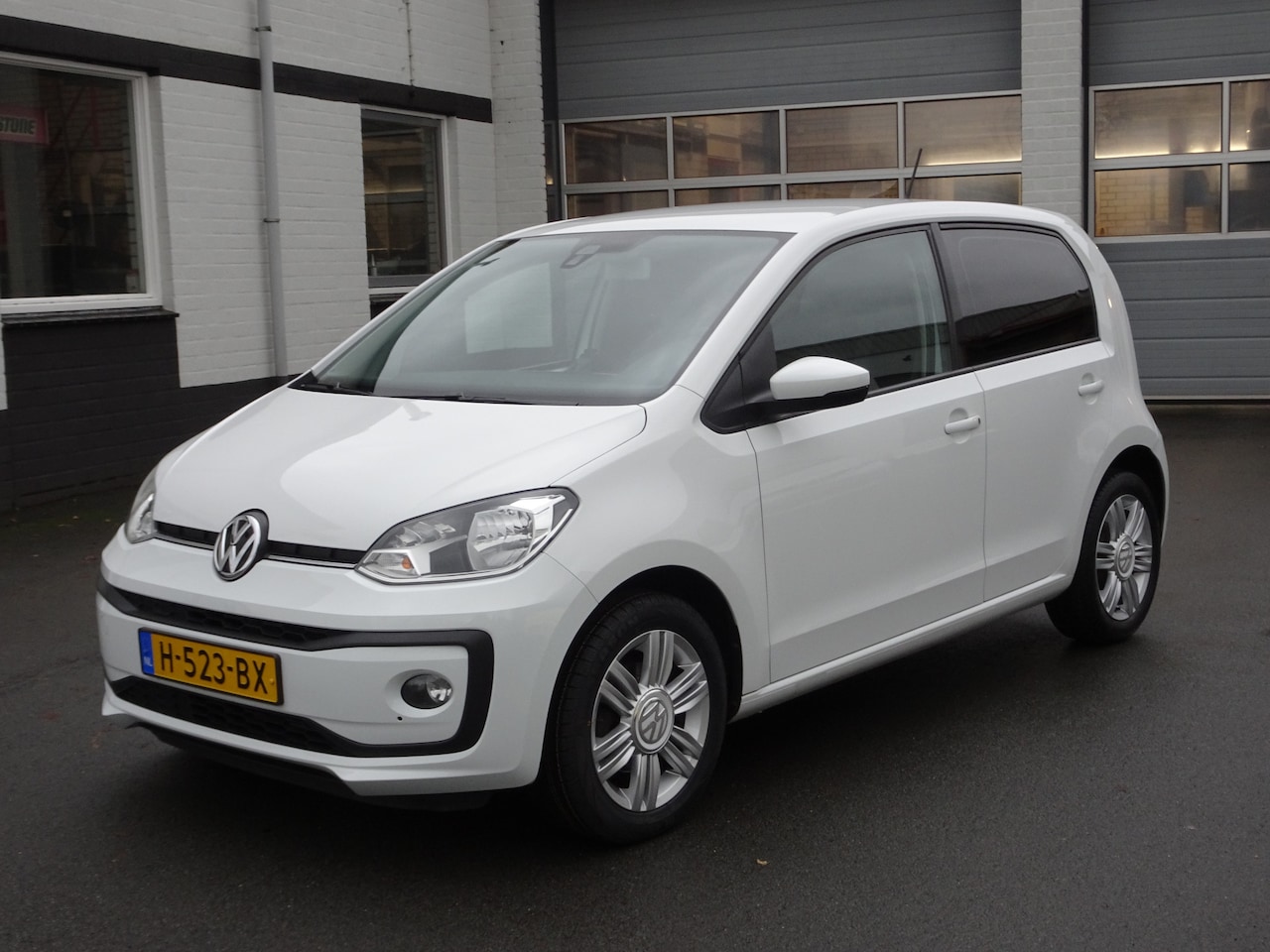 Volkswagen Up! - 1.0 BMT high up! Automatische airco, cruise controle, licht metalen velgen, achteruitrij c - AutoWereld.nl