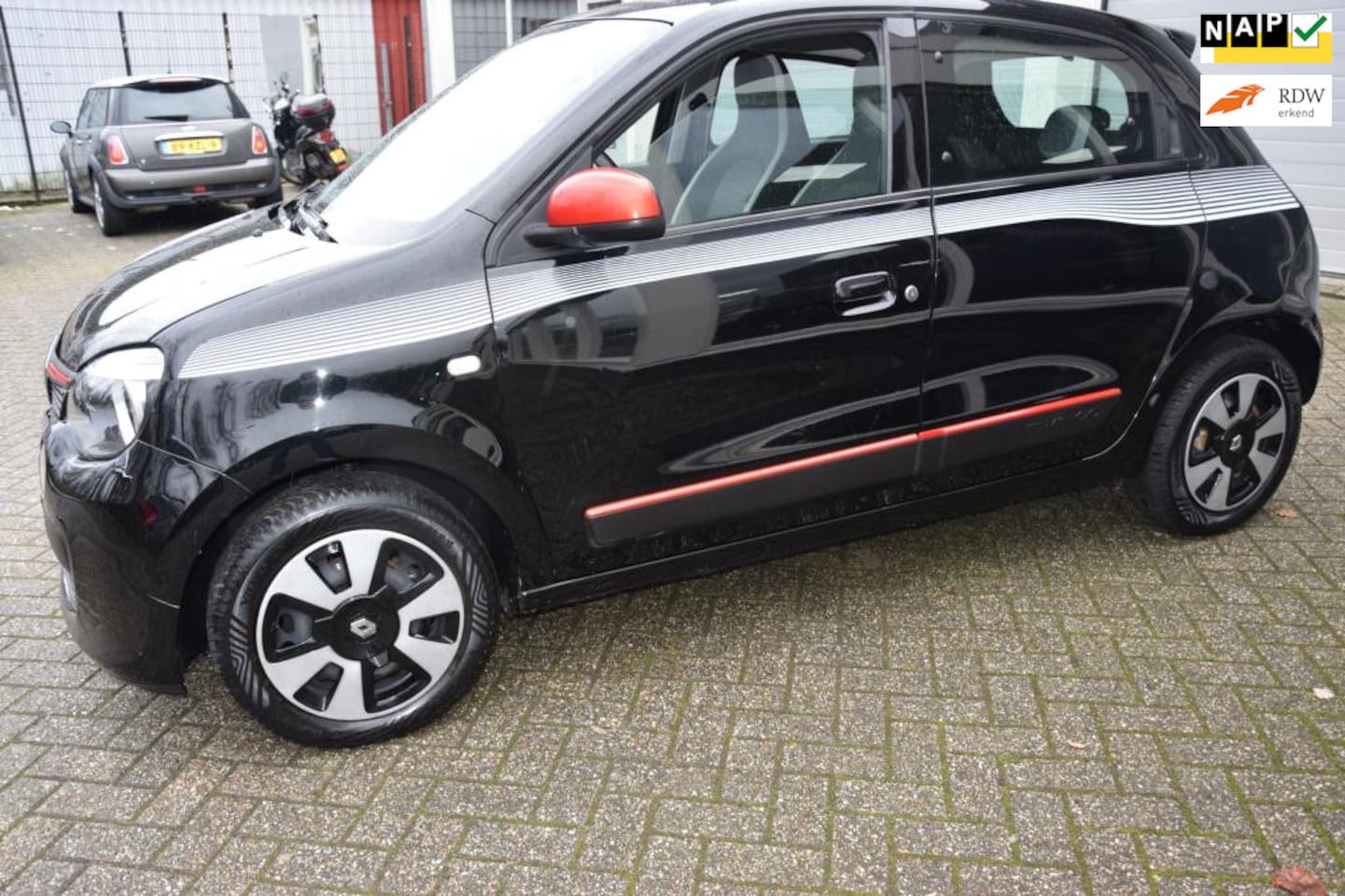 Renault Twingo - 1.0 SCe Collection hele nette twingo,alleen een bumperhoekje zie foto - AutoWereld.nl