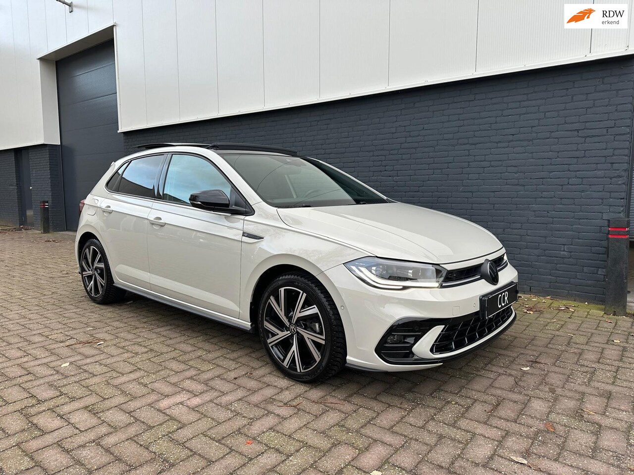 Volkswagen Polo - 1.0 TSI DSG 110PK 2024 3X R-LINE PANO CAMERA KEYLESS - AutoWereld.nl