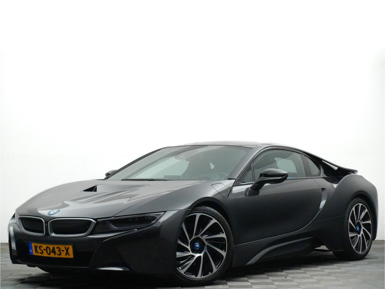 BMW i8 - Coupe 375pk (dealer-onderhouden,NL geleverd,carbon,head-up,leer,laser) - AutoWereld.nl